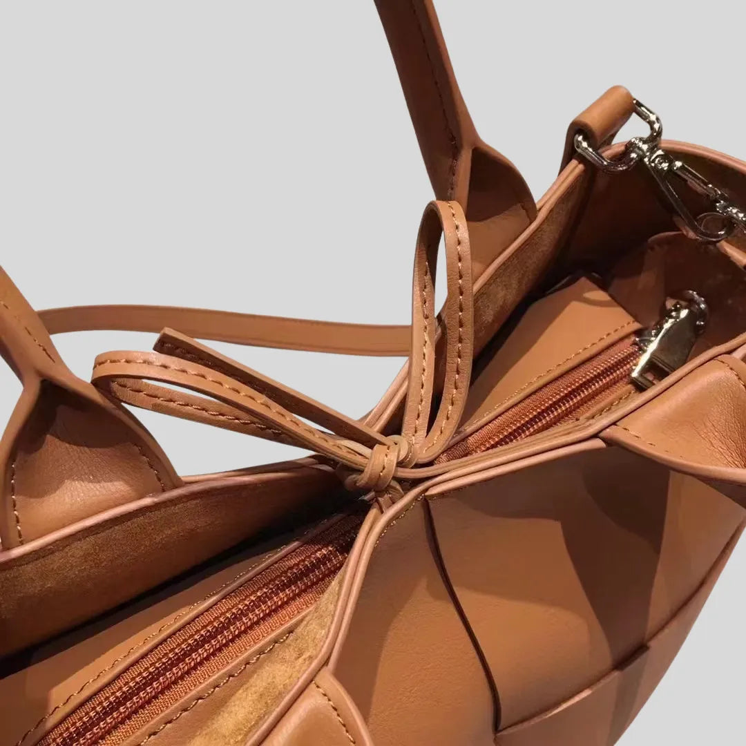 Carlotta – Woven Crossbody Trend